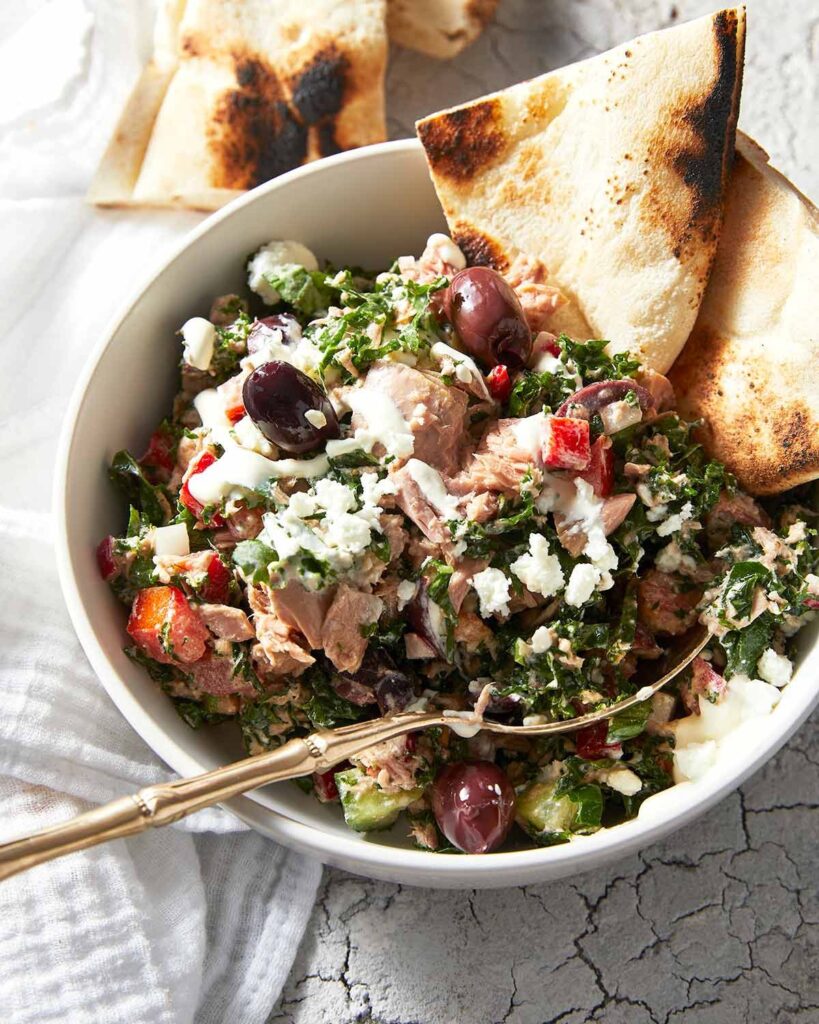 Salade de thon méditerranéenne avec vinaigrette crémeuse à la feta