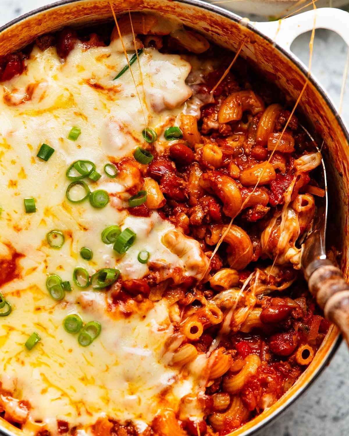 Pâtes cajun au bœuf et légumes en une seule casserole