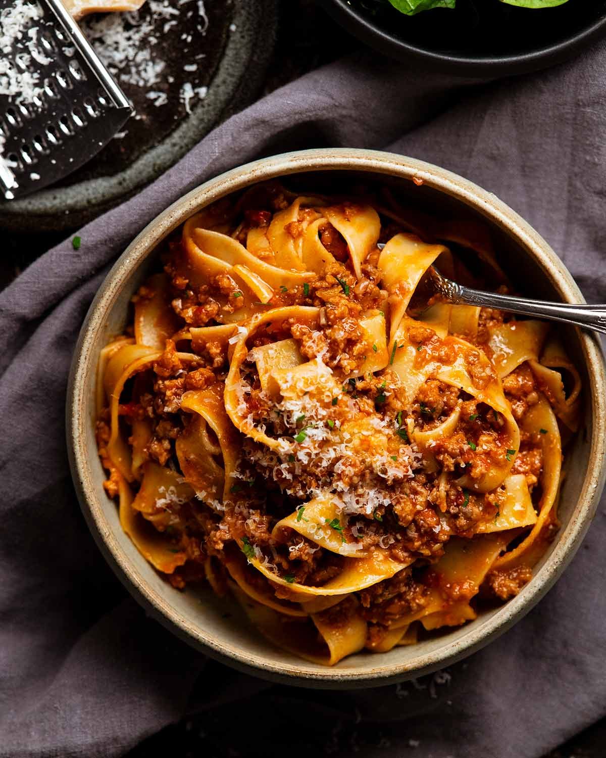 Ragoût de saucisse avec des pâtes pappardelle