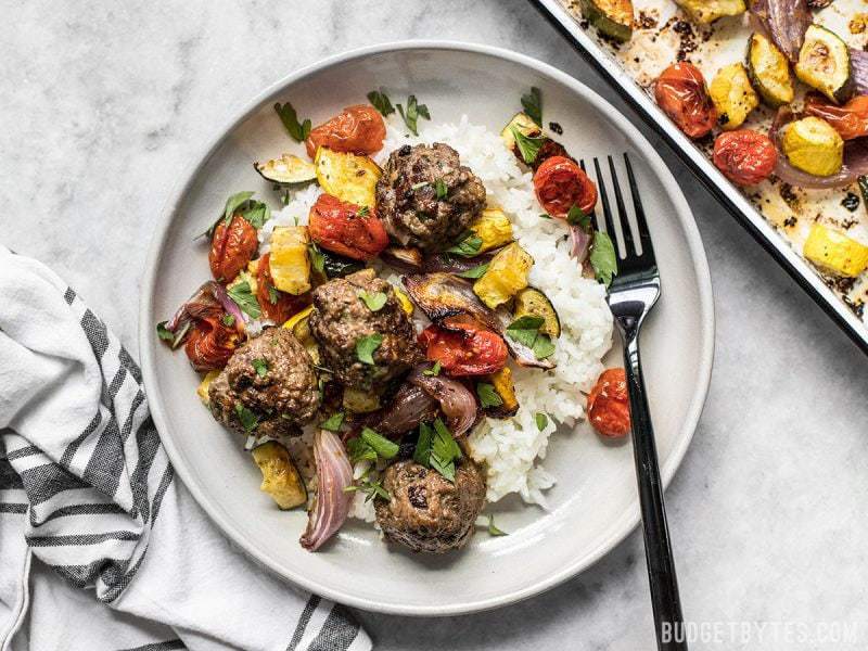 Boulettes de viande de boeuf kofta avec des légumes rôtis